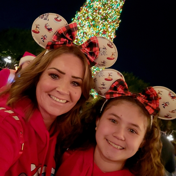 A FAMILY THAT DISNEY'S TOGETHER STAYS TOGETHER - Picture 8 of 9